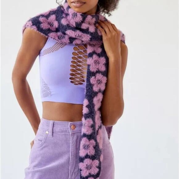 NWT Urban Outfitters Ellie Fuzzy Knit Flower Triangle Scarf - Picture 9 of 9